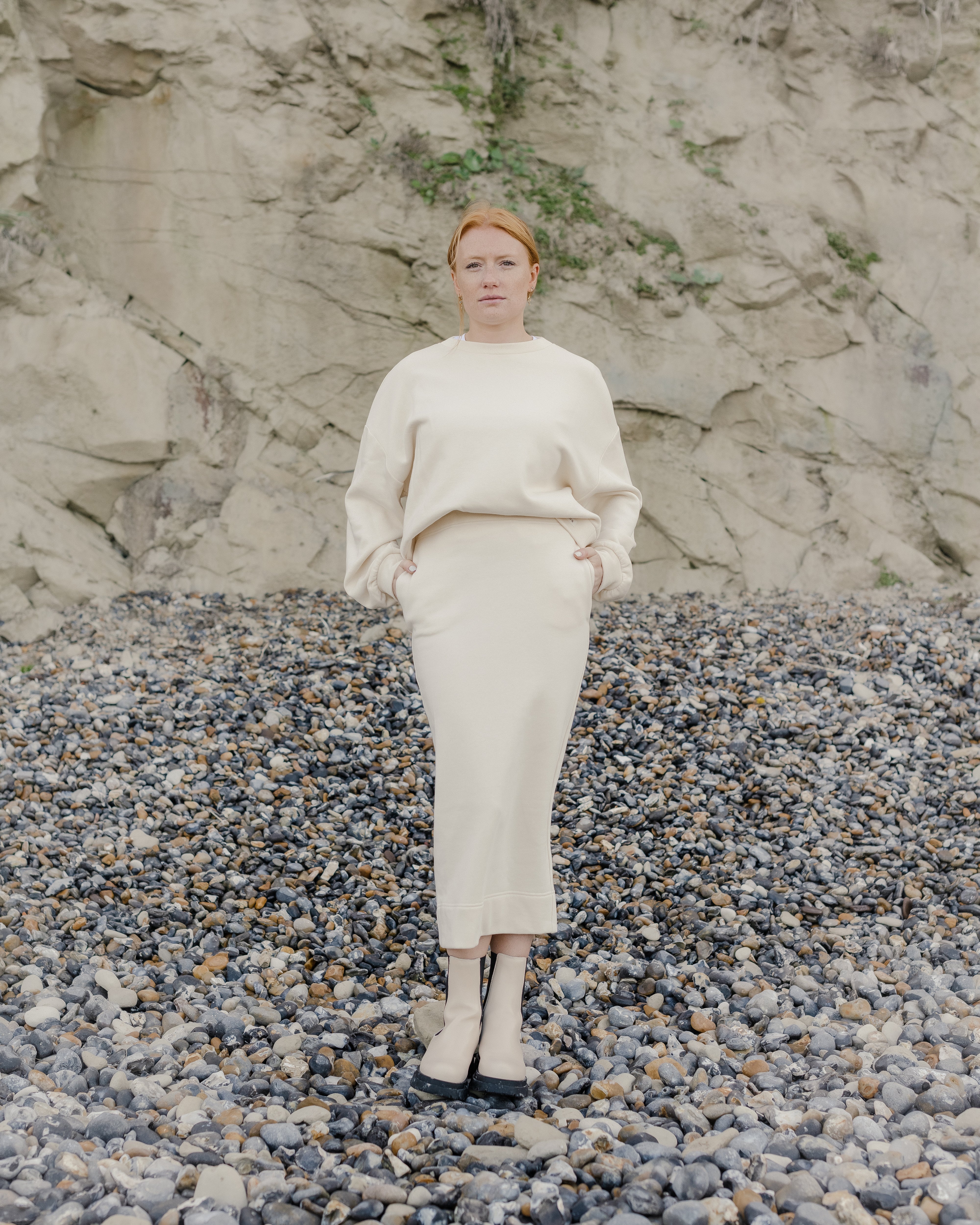 Comfortable light-coloured sweater and skirt in organic cotton.