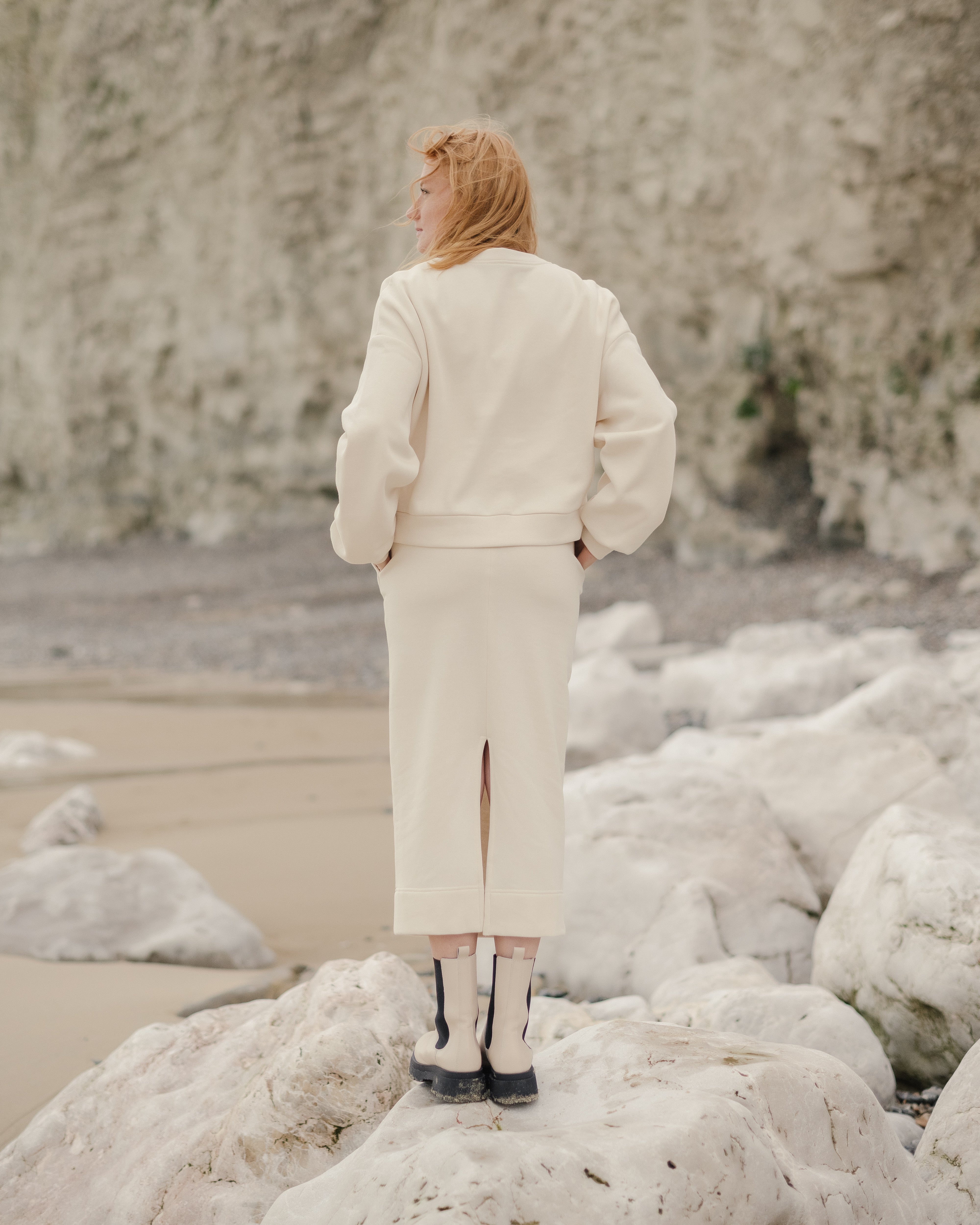 Comfortable light-coloured sweater and skirt in organic cotton.