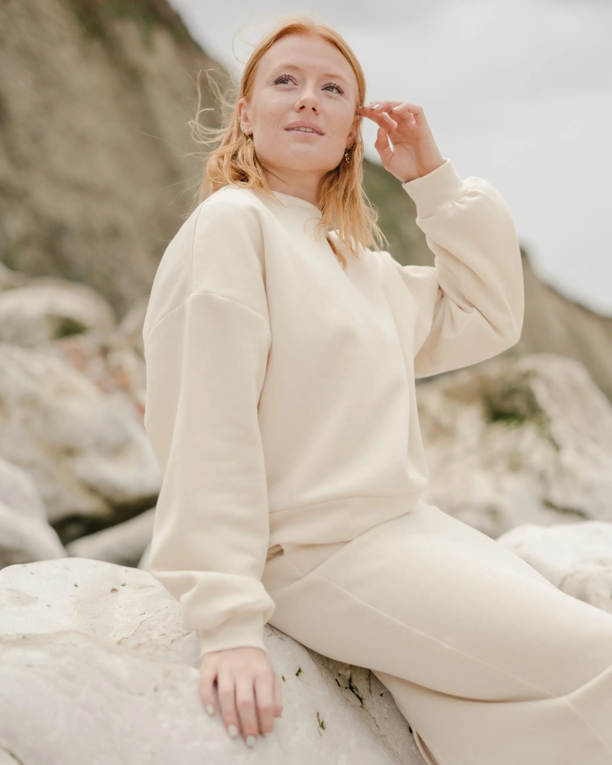 Comfortable light-coloured sweater and skirt in organic cotton.