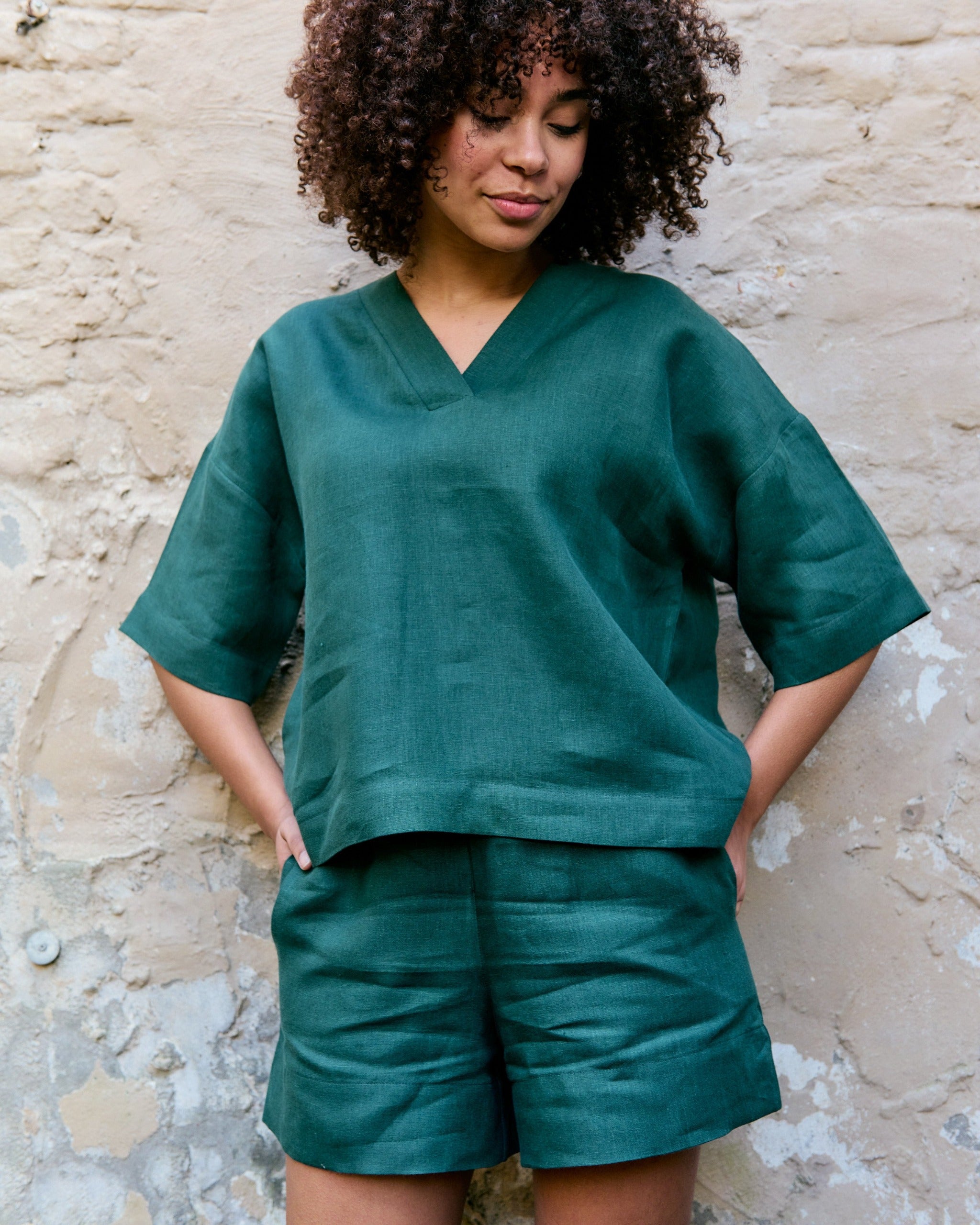Linen shorts and oversized blouse with short sleeves and V-neck from 100% dark green belgian linen.