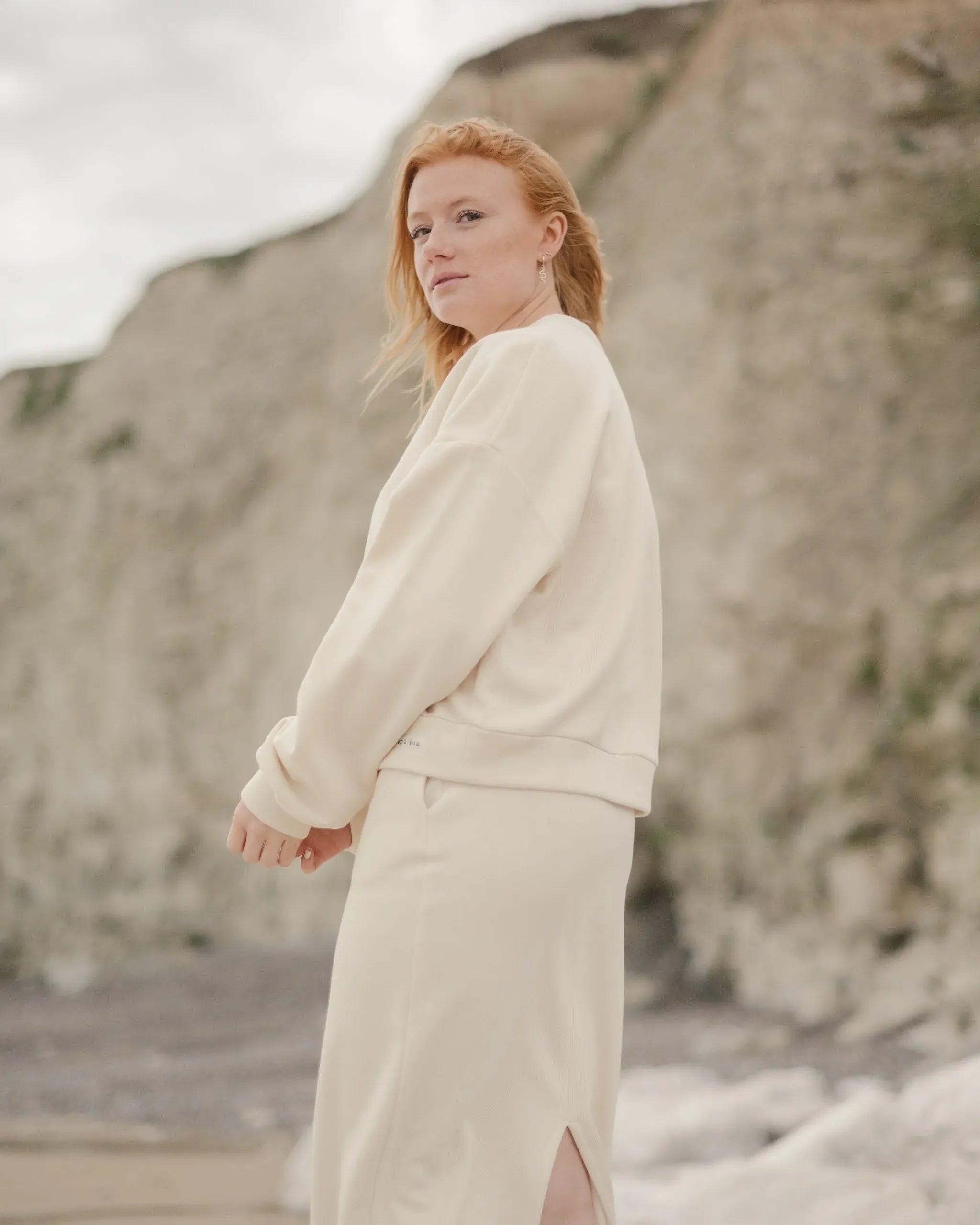 Comfortable light-coloured sweater and skirt in organic cotton.