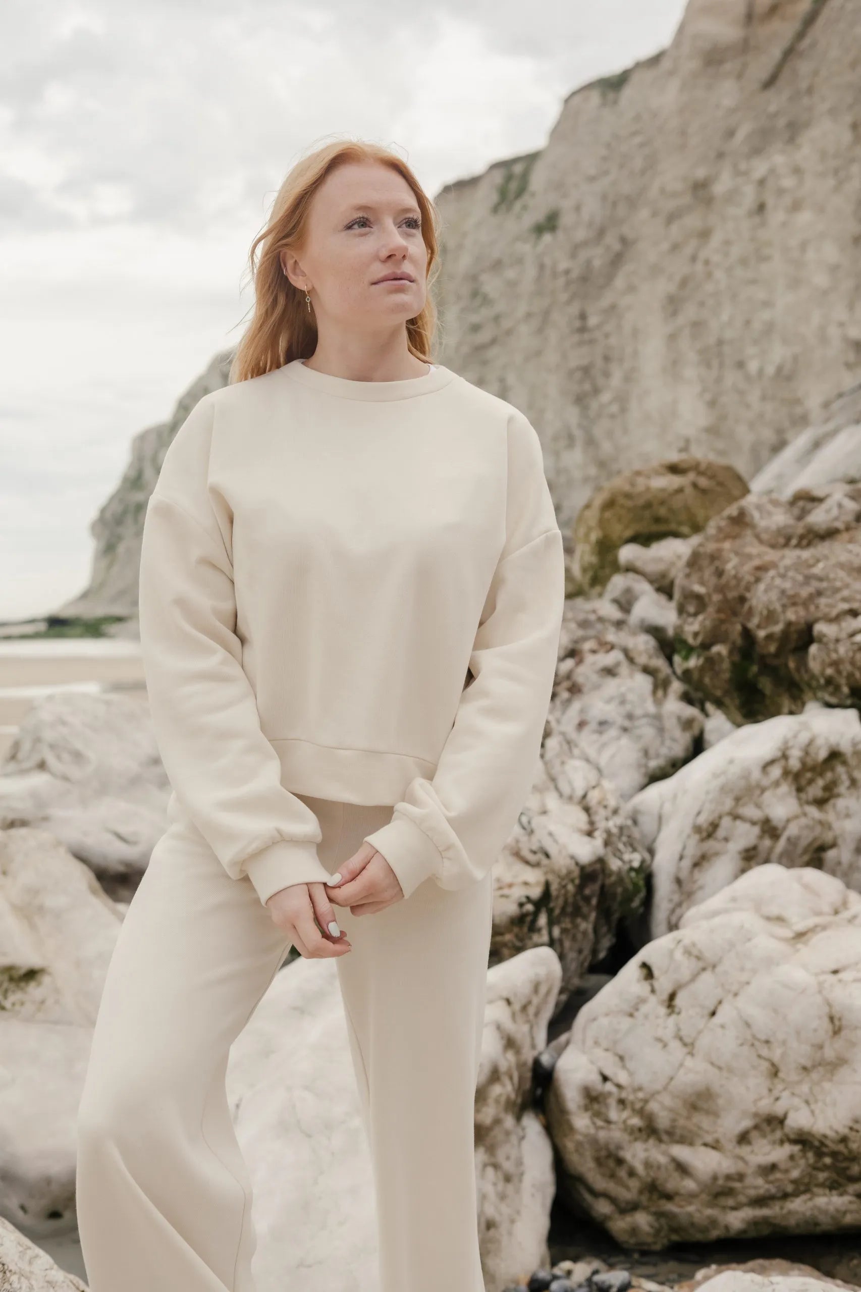 Comfortable light-coloured sweater and pants in organic cotton.