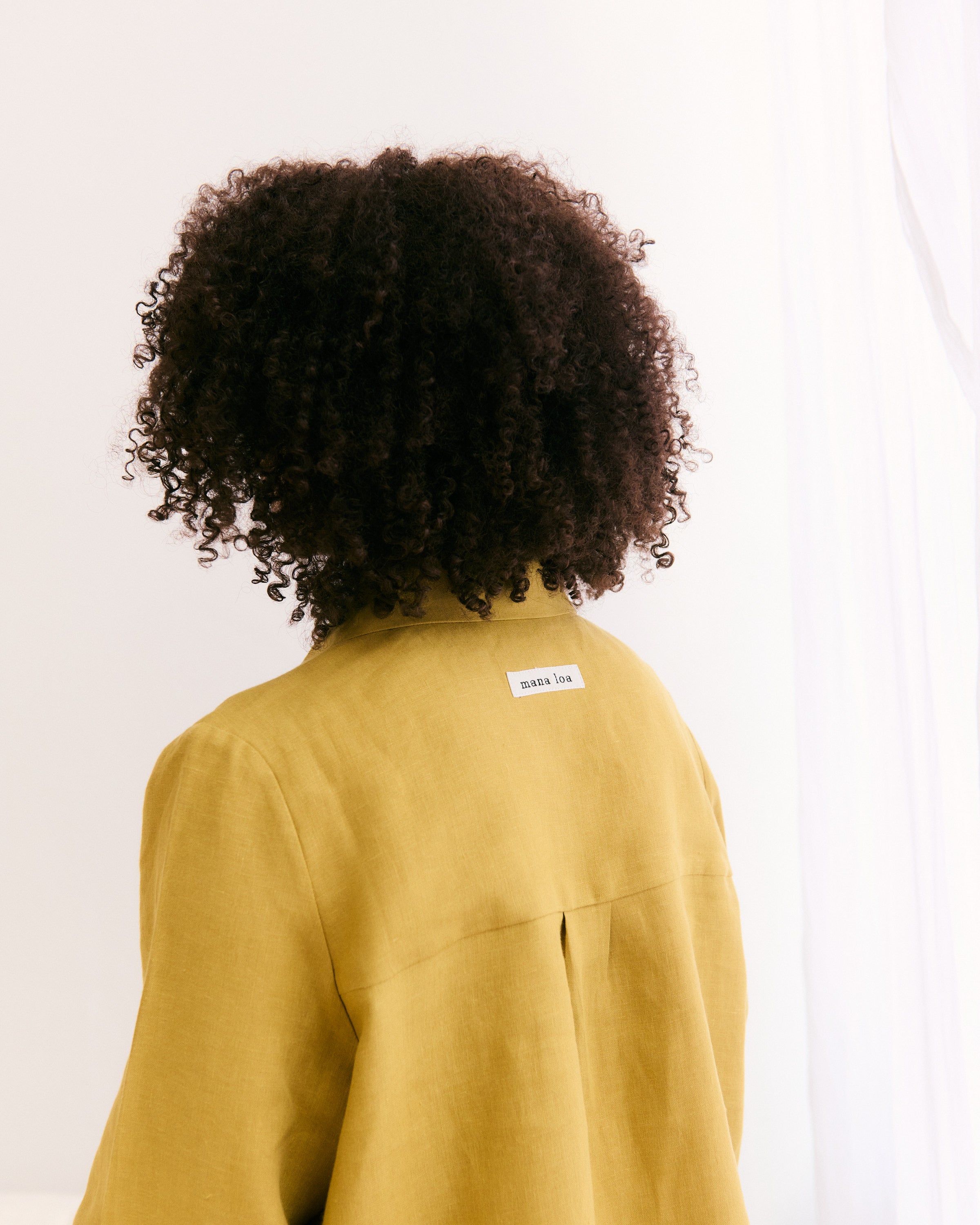 Back of a mustard jellow shirt in Belgian linen.